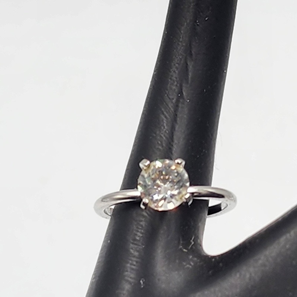 Vintage Signed Uncas Ring Silver Tone Solitaire Stone Sparkle‎ size 7.5
